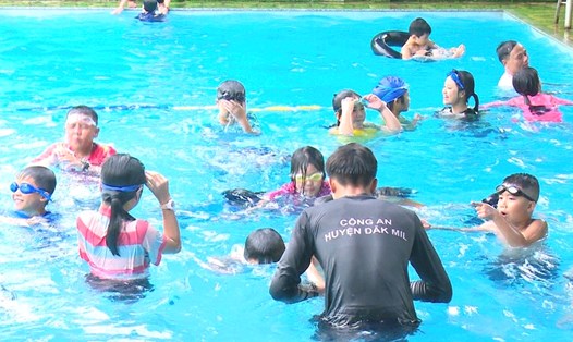 Công an huyện Đắk Mil đào tạo cho gần 700 trẻ em trên địa bàn biết bơi. Ảnh: Minh Quỳnh