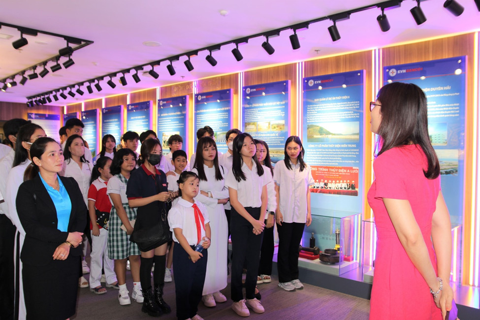 Các cháu học sinh thăm quan Phòng Truyền thống Tổng công ty Phát điện 1. Ảnh: Việt Hà