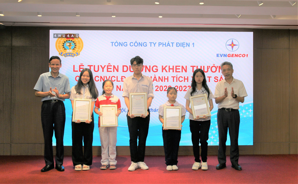 Lãnh đạo và Công đoàn EVNGENCO1 trao thưởng cho con cán bộ công nhân viên học giỏi. Ảnh: Việt Hà
