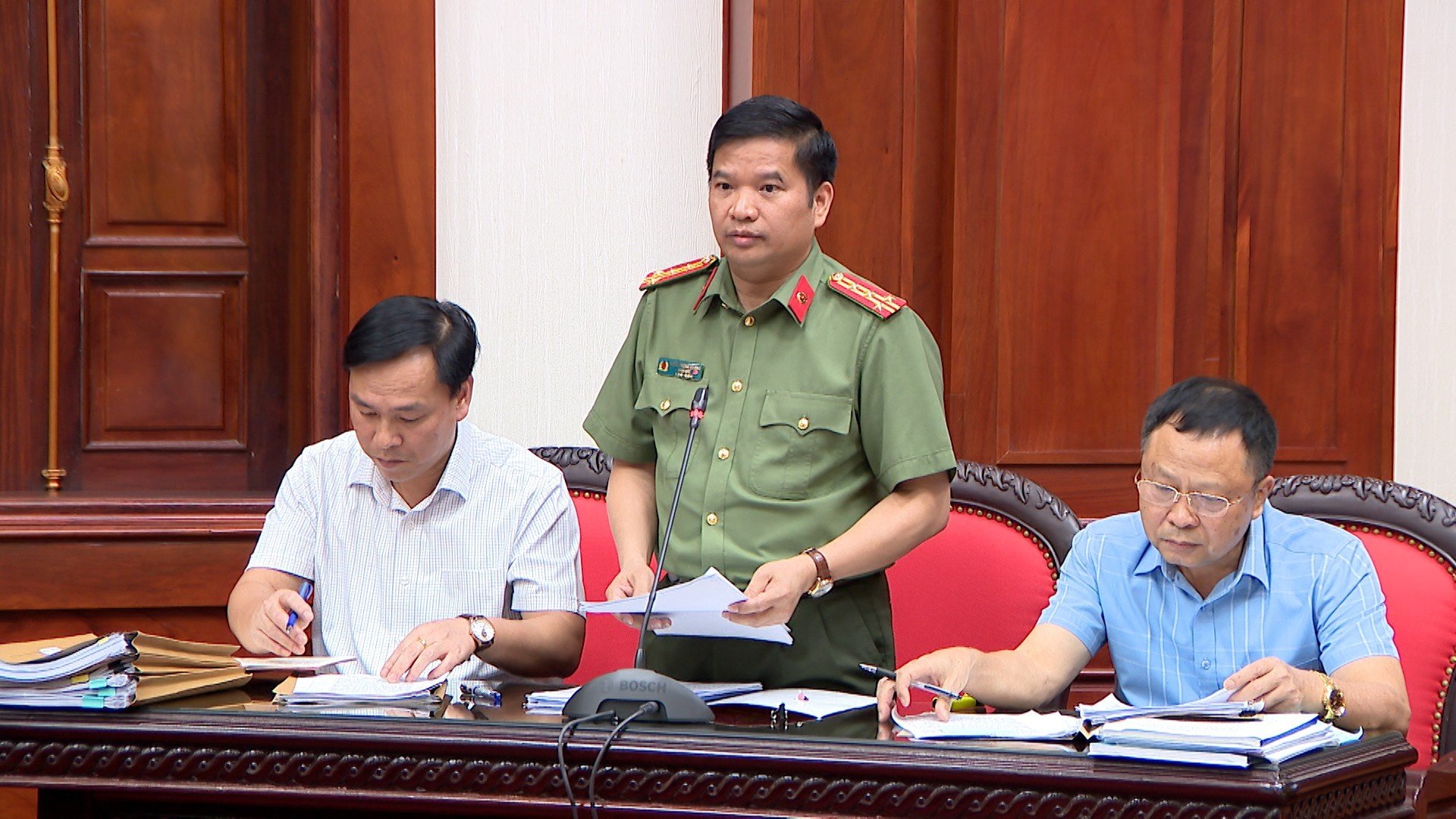 Đại tá Đặng Trọng Cường, Giám đốc Công an tỉnh Ninh Bình đã trả lời chất vấn của các đại biểu. Ảnh: Diệu Anh