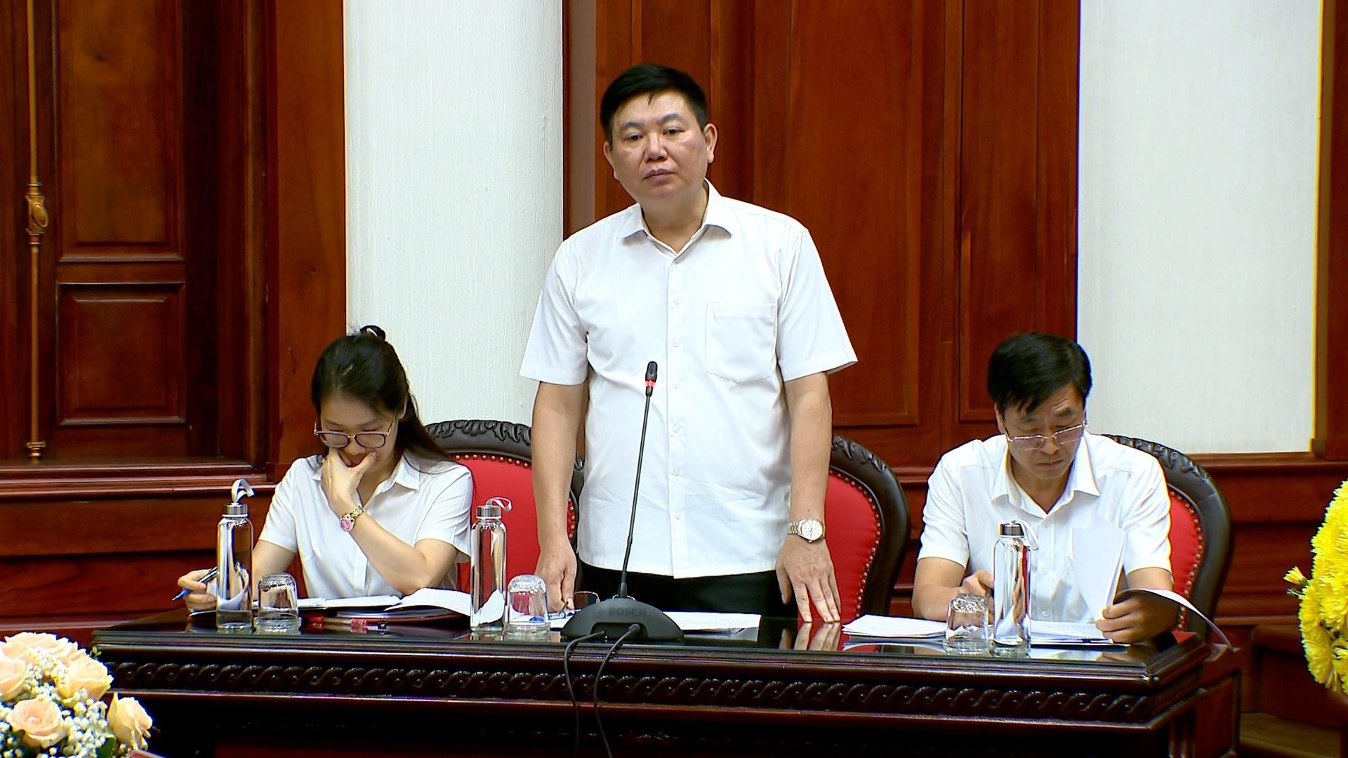  Ông Lê Hùng Thắng, Phó giám đốc Sở Tài nguyên và Môi trường tỉnh Ninh Bình trả lợi chất vấn của các đại biểu. Ảnh: Diệu Anh