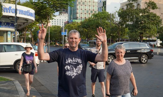 Khách quốc tế trải nghiệm du lịch TPHCM. Ảnh: Thanh Chân