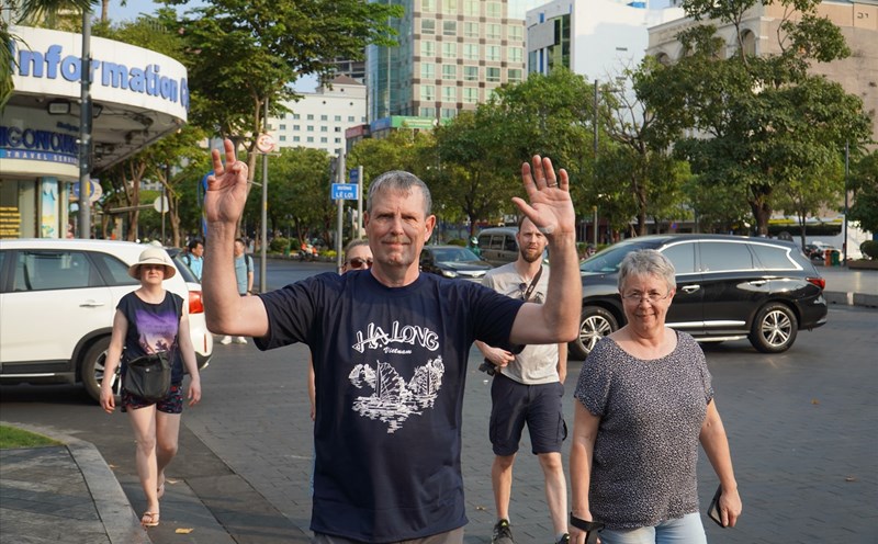 Khách quốc tế trải nghiệm du lịch TPHCM. Ảnh: Thanh Chân