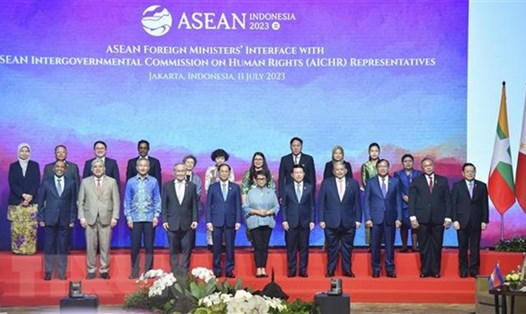Bộ trưởng Ngoại giao các nước ASEAN chụp ảnh lưu niệm cùng đại diện Ủy ban AICHR các nước thành viên. Ảnh: TTXVN