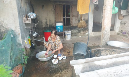 Chưa có dự án nước sạch, người dân thị trấn Đồng Lộc lo ngại còn phải dùng nước giếng nhiễm phèn lâu dài ảnh hưởng đến sức khỏe. Ảnh: Trần Tuấn.