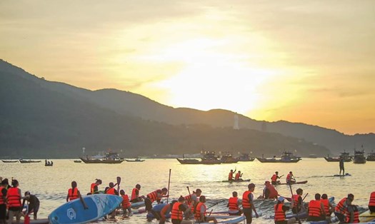 Giới trẻ Đà Nẵng kéo nhau chèo SUP ngắm bình minh trên biển. Ảnh: Nguyễn Linh