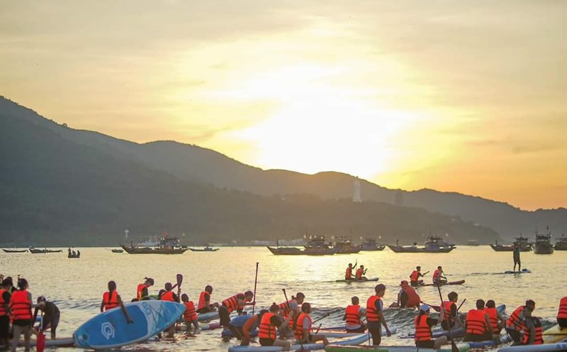 Giới trẻ Đà Nẵng kéo nhau chèo SUP ngắm bình minh trên biển. Ảnh: Nguyễn Linh