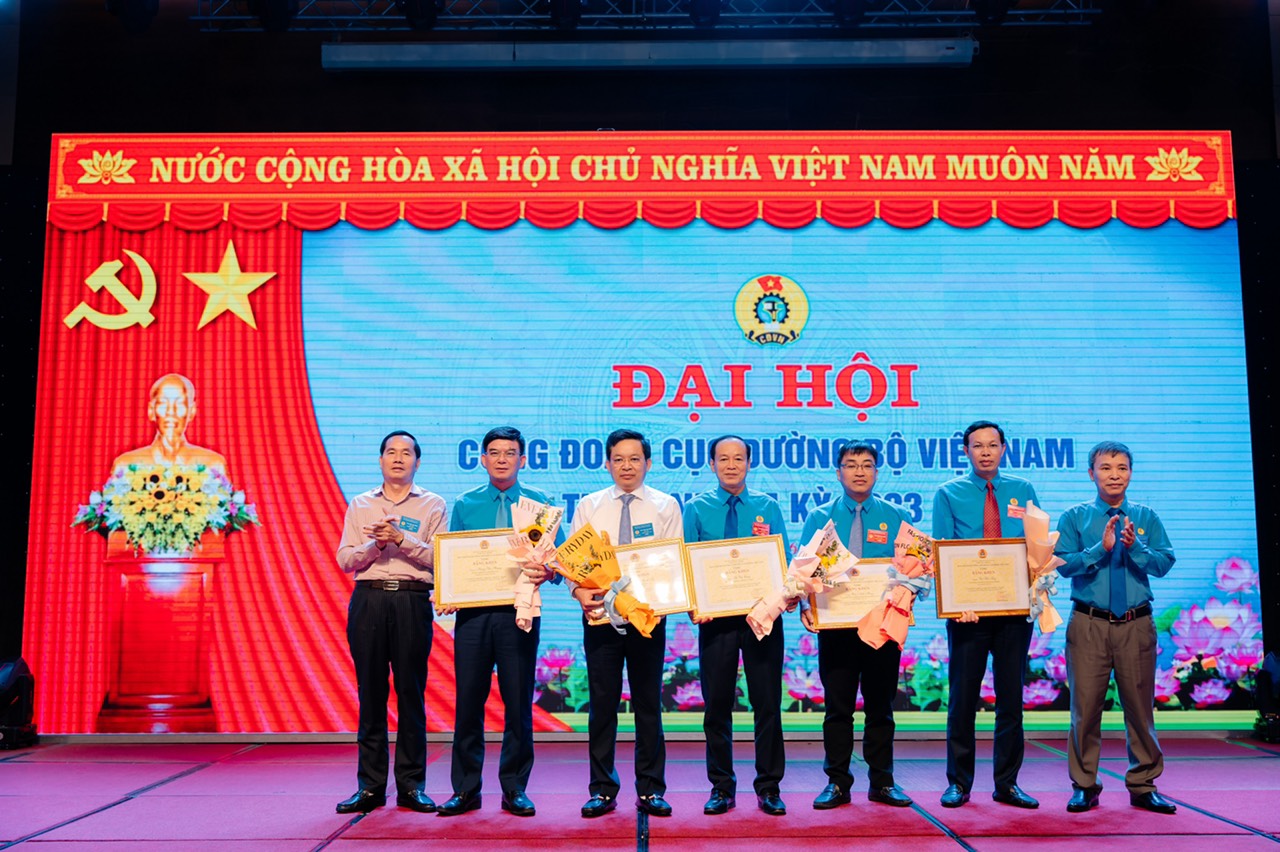 Lãnh đạo Công đoàn Giao thông Vận tải Việt Nam trao bằng khen cho các cá nhân thuộc Công đoàn Cục Đường bộ VN. Ảnh: Công đoàn GTVTVN