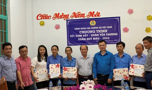 Lãnh đạo Công đoàn Cục Đường bộ Việt Nam tặng quà người lao động có hoàn cảnh khó khăn. Ảnh: Công đoàn Cục Đường bộ