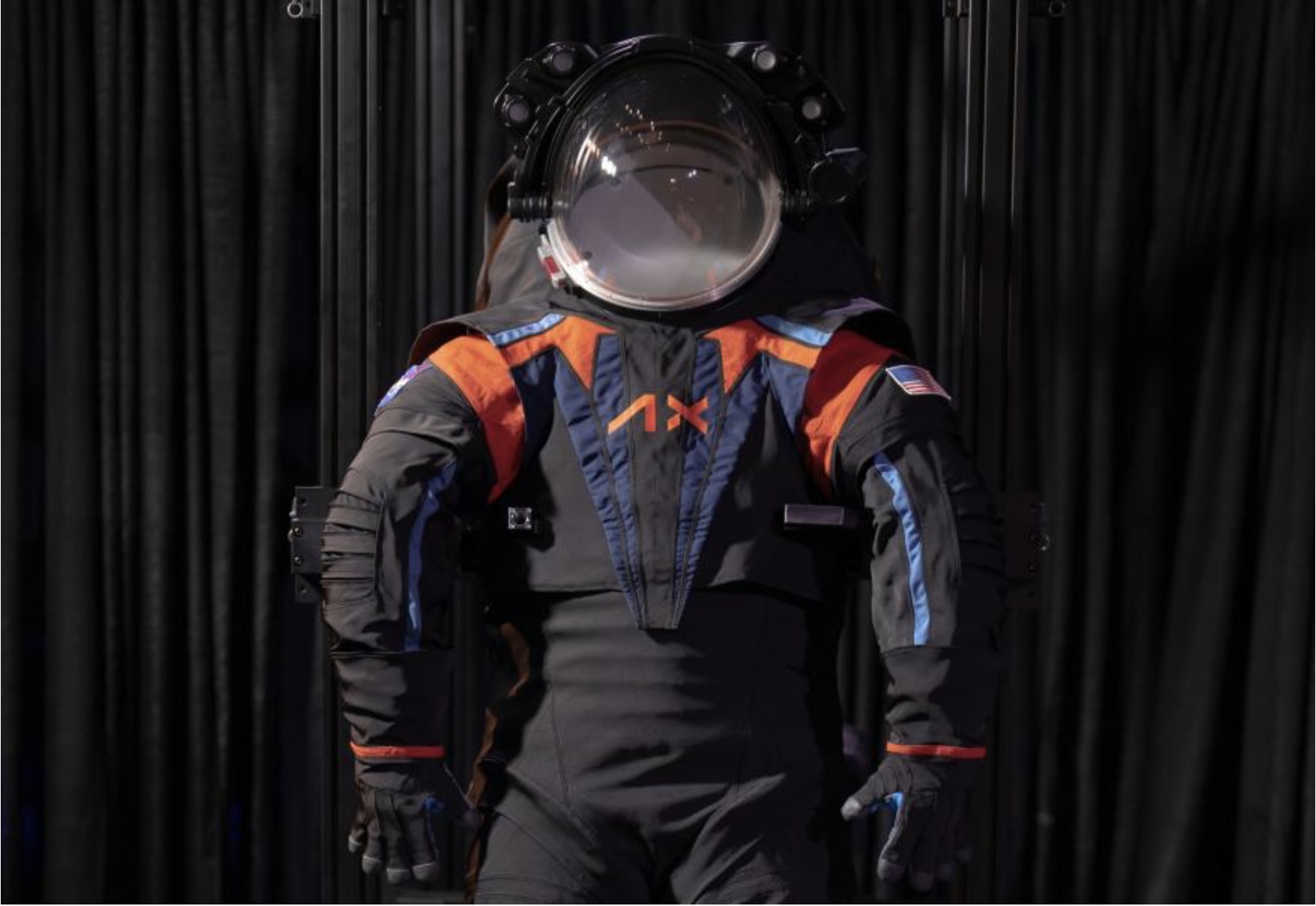 Bộ đồ phi hành gia mà Axiom Space đã hé lộ vào tháng 3 năm nay. Ảnh: Axiom Space