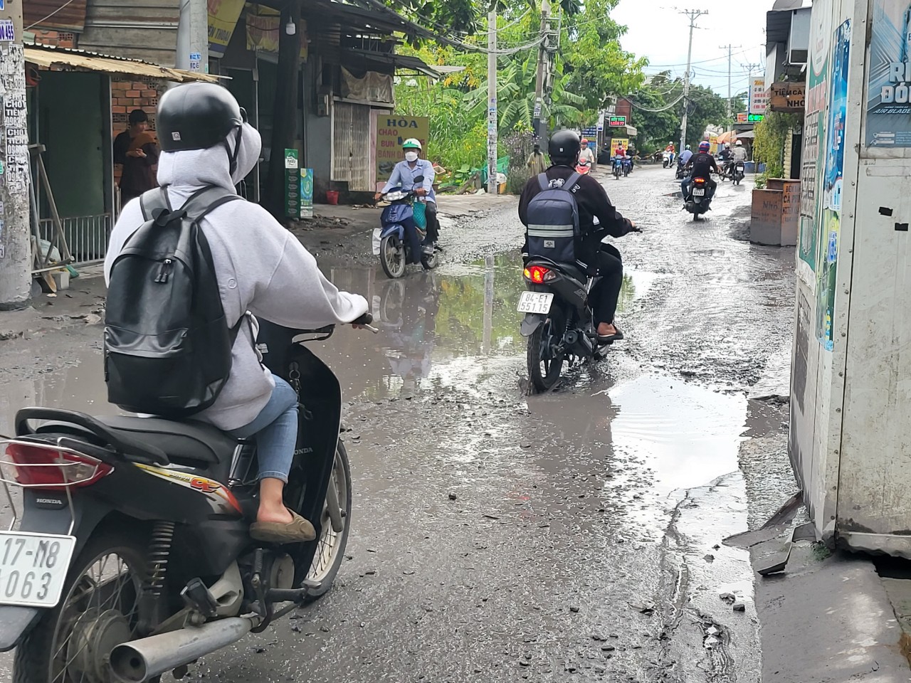 Đoạn đường này có nhiều Sinh viên và Công nhân qua lại, việc đường xuống cấp đã gây ám ảnh cho những người tham gia giao thông khi đi qua đây.