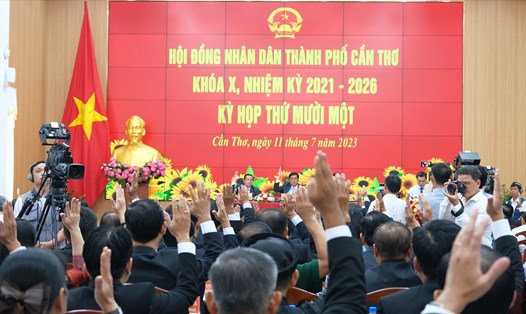 Đại biểu HĐND TP Cần Thơ biểu quyết thông qua các Dự thảo Nghị quyết. Ảnh: Phong Linh