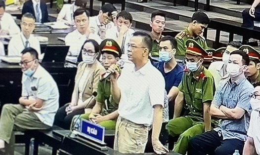 Bị cáo Đào Minh Dương khai về việc đưa hối lộ để thực hiện các chuyến bay giải cứu. Ảnh chụp qua màn hình