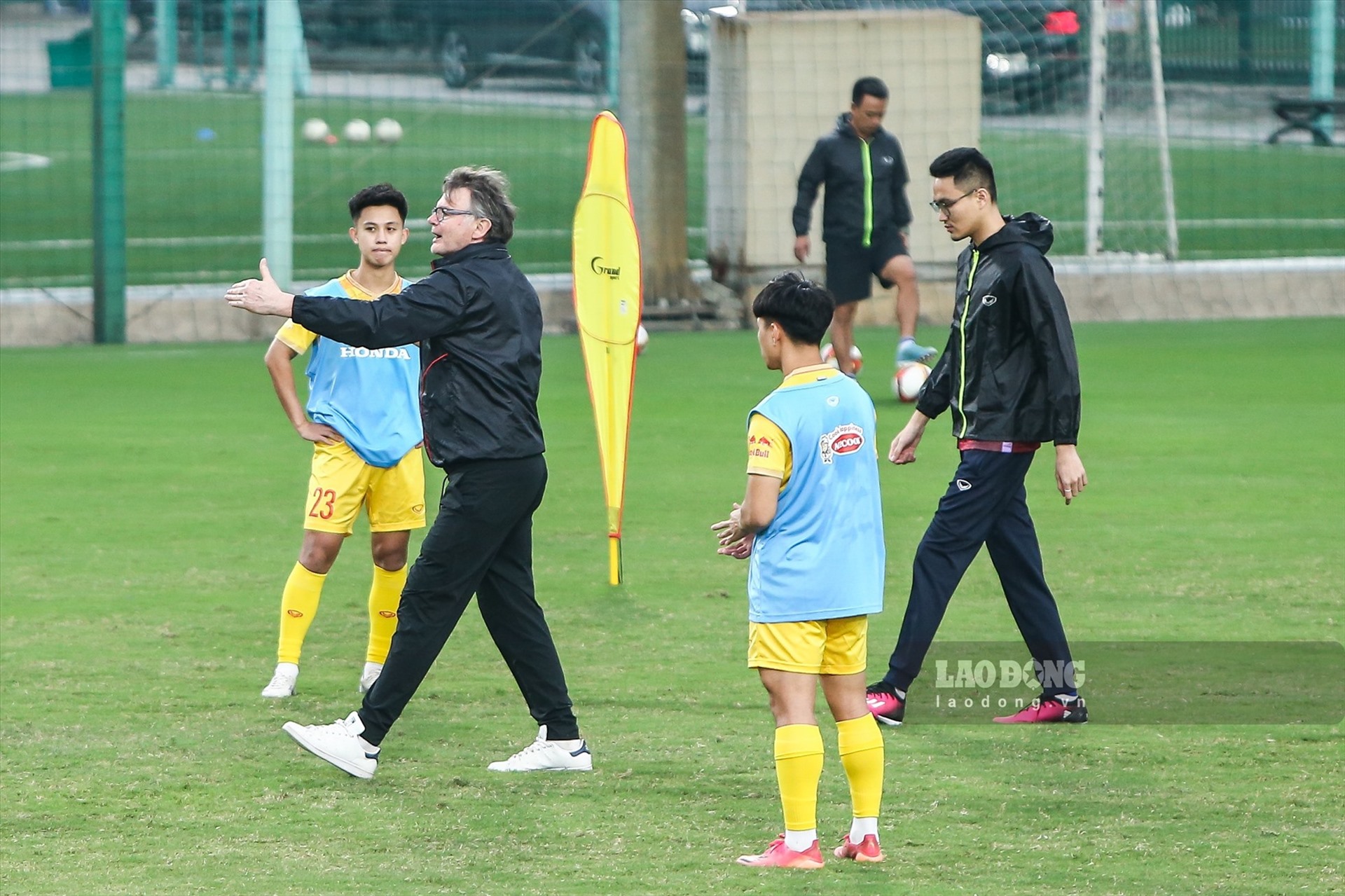 Huấn luyện viên Troussier dẫn dắt 1 đội U23 Việt Nam dự vòng loại U23 châu Á 2024. Ảnh: Minh Quân