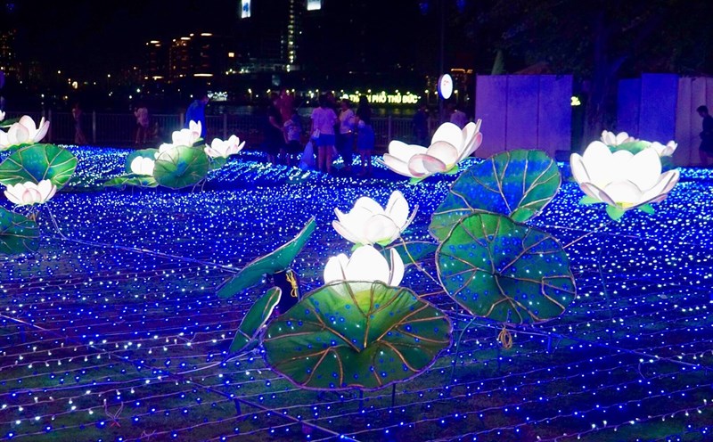 500.000 đèn LED tại Công viên bến Bạch Đằng (quận 1) nhân kỷ niệm 50 năm Quan hệ ngoại giao Việt Nam – Nhật Bản. Ảnh: Quỳnh Ánh