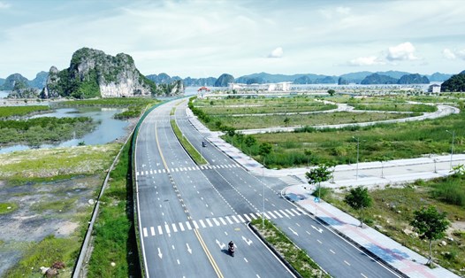 Một khu đô thị mới trên trục đường ven biển mới ở Vân Đồn. Ảnh: Nguyễn Hùng