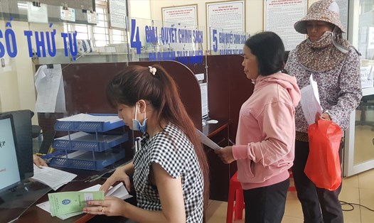 Người lao động làm thủ tục hưởng trợ cấp thất nghiệp tại Trung tâm Dịch vụ Việc làm Ninh Bình. Ảnh: Nguyễn Trường