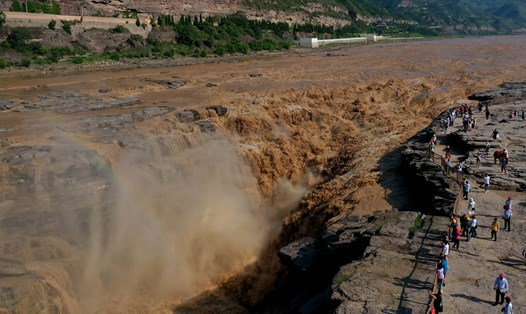 Du khách ngắm thác Hukou nổi tiếng trên sông Hoàng Hà ở Lâm Phần, tỉnh Sơn Tây, phía bắc Trung Quốc, ngày 29.6.2023. Ảnh: VCG