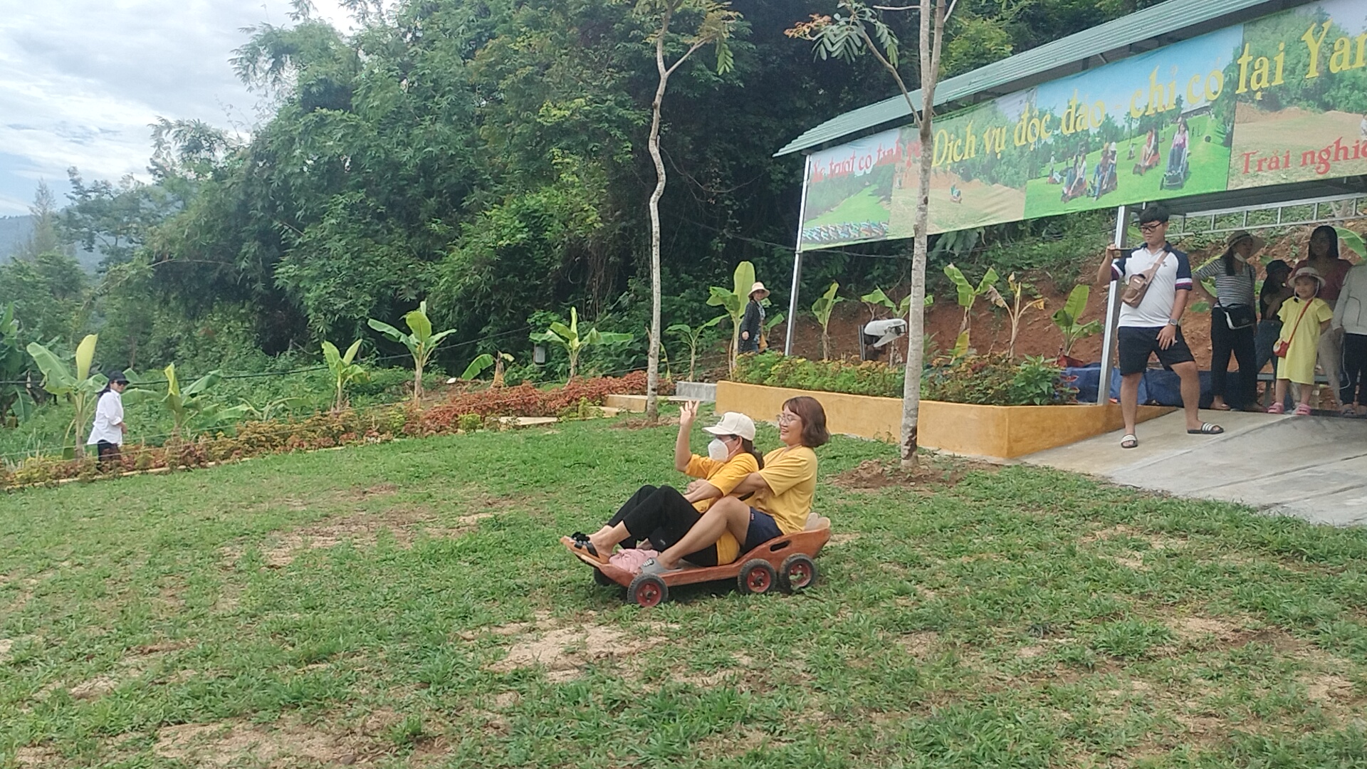 Dịp này Công viên du lịch Yang Bay đưa vào 2 dịch vụ mới là trượt cỏ và lăn bóng để du khách có thêm trải nghiệm.