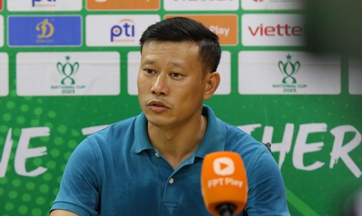 Huấn luyện viên Thạch Bảo Khanh phát biểu sau trận thắng 2-0 của Viettel trước Nam Định ở tứ kết Cúp Quốc gia 2023. Ảnh: Minh Dân