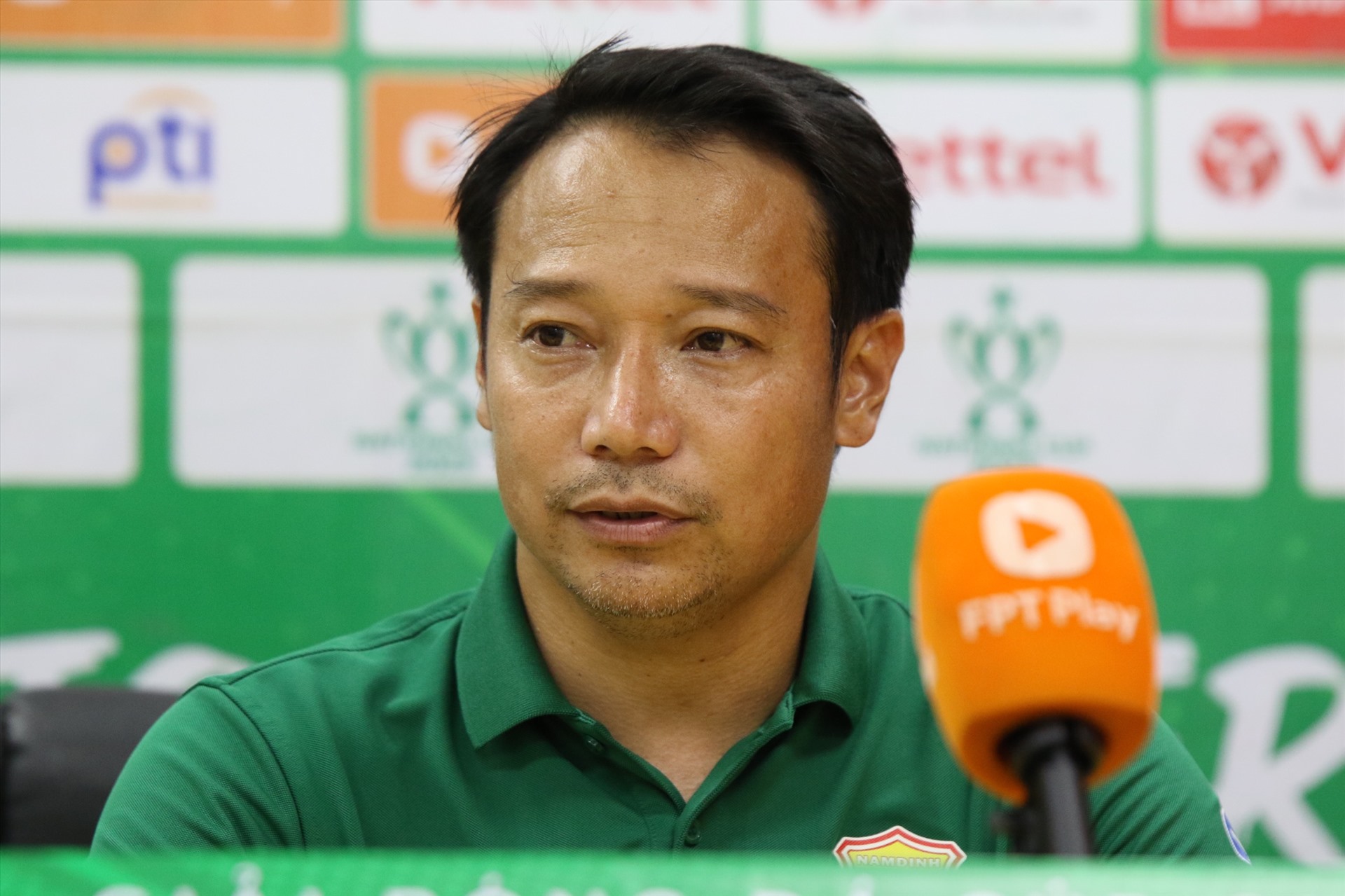 Huấn luyện viên Vũ Hồng Việt thất vọng với trận thua của Nam Định trước Viettel ở tứ kết Cúp Quốc gia 2023. Ảnh: Minh Dân
