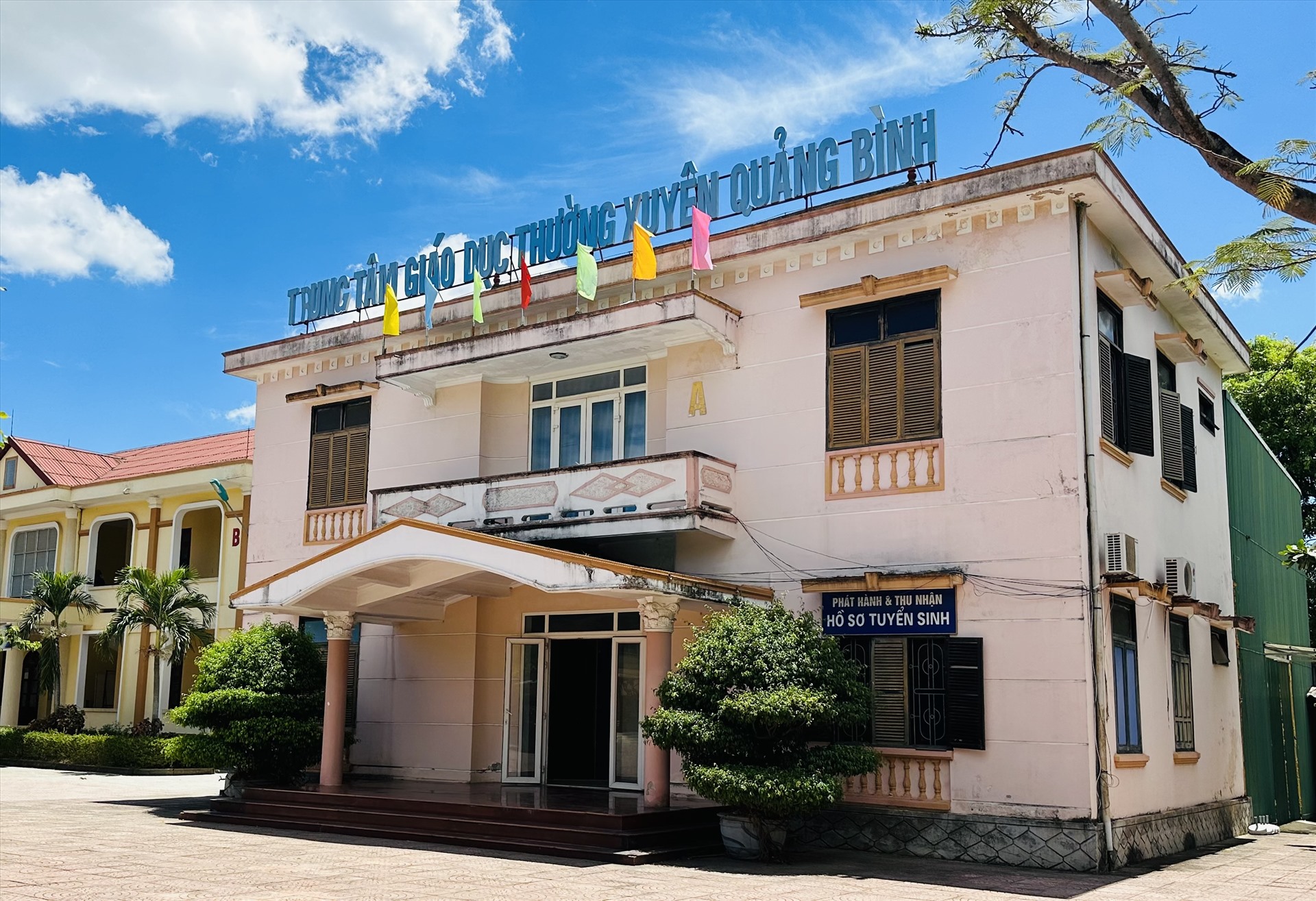 Lãnh đạo Trung tâm Giáo dục thường xuyên tỉnh Quảng Bình nêu rõ việc đảm bảo quyền lợi cho học viên, không thể học viên là người chịu hậu quả. Ảnh: Lê Phi Long