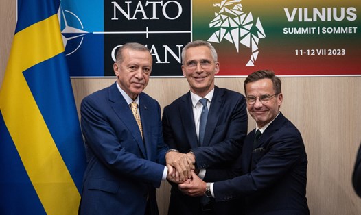 Tổng thống Thổ Nhĩ Kỳ - Recep Tayyip Erdogan, Thủ tướng Thụy Điển - Ulf Kristersson và Tổng thư ký NATO - Jens Stoltenberg trong cuộc họp báo sau hội đàm ngày 10.7. Ảnh: NATO