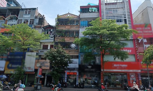 Nhiều căn nhà ống riêng lẻ tại Thủ đô Hà Nội đang được xây dựng theo kiểu "lồng chim", rào chắn kín mít khung sắt. Ảnh: Thu Giang