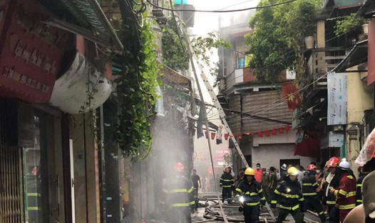 Lực lượng phòng cháy chữa cháy tham giam cứu nạn cứu hộ vụ hoả hoạn tại phố Khâm Thiên (Hà Nội) hôm 8.7 vừa qua. Ảnh: P.Đông