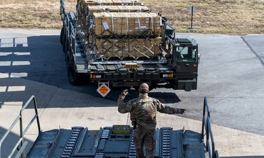 Mỹ viện trợ vũ khí cho Ukraina, giúp nước này thăng hạng về sức mạnh quân sự. Ảnh: Bộ Quốc phòng Mỹ