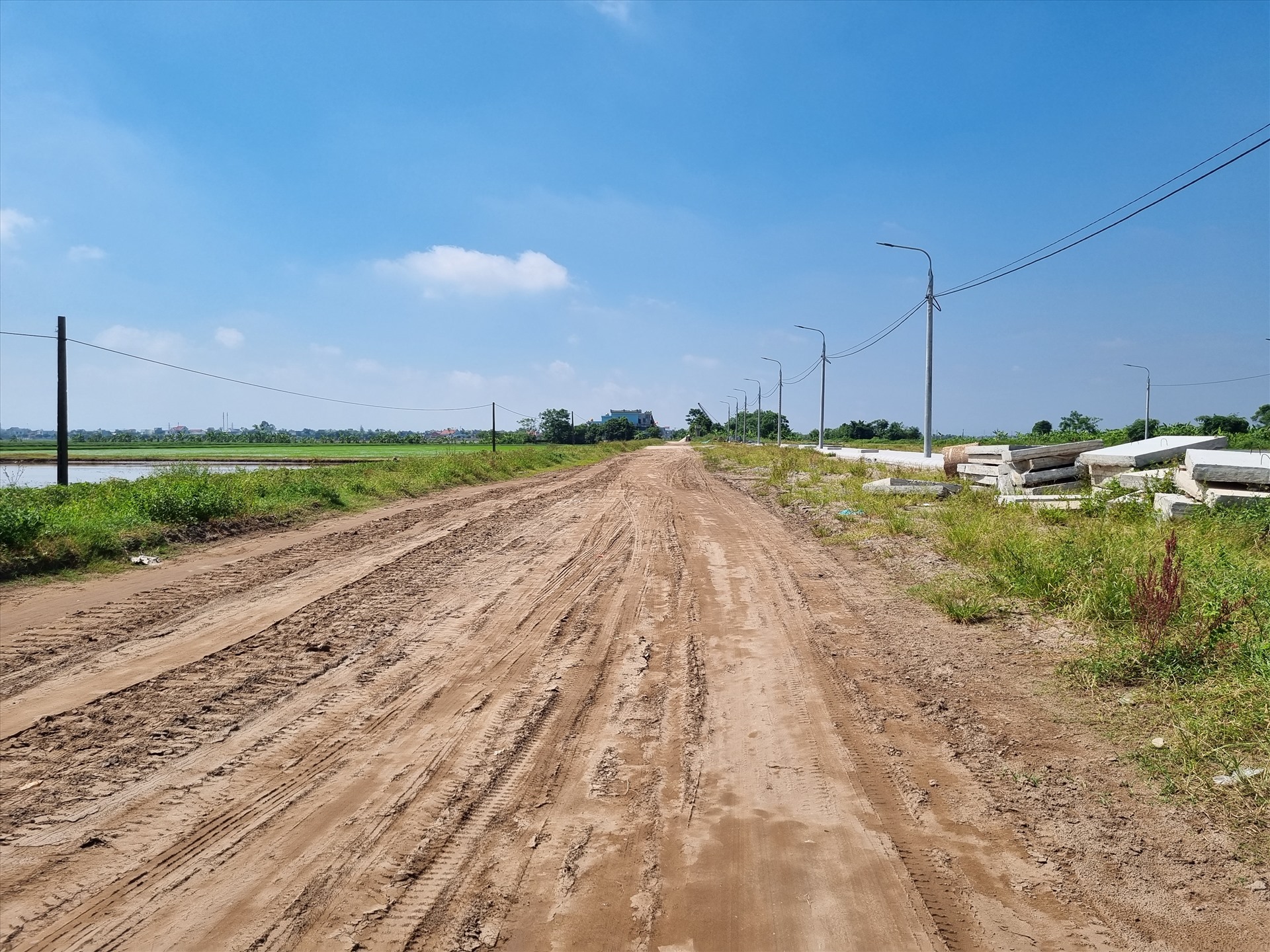 Theo thông tin từ chủ đầu tư dự án, đến nay giai đoạn 1 của dự án với chiều dài gần 3km đã hoàn thành, được bàn giao và đưa vào sử dụng năm 2014; giai đoạn 2 của dự án được triển khai từ năm 2017 với tổng chiều dài 8,9km, đã thi công phần nền mặt đường được 7,1km, còn lại khoảng 1,8km qua địa phận thôn Đông, xã Quang Bình; giai đoạn 3 của dự án gồm phần cầu qua sông Kiến Giang và đường dẫn lên cầu hiện chưa thực hiện đầu tư.