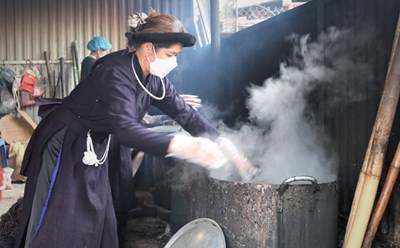 Nấu cây thạch đen để sản xuất sản phẩm thạch đen tại cơ sở sản xuất Lê Thùy (thị trấn Đông Khê, huyện Thạch An). Ảnh: TTXVN