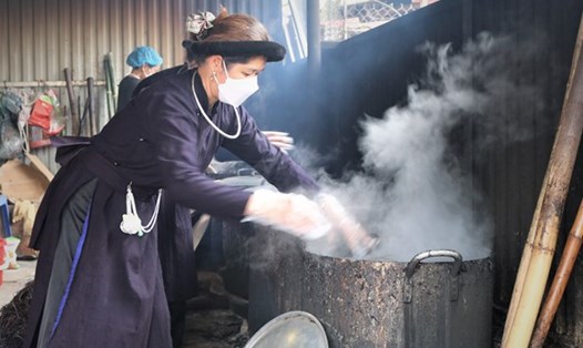 Nấu cây thạch đen để sản xuất sản phẩm thạch đen tại cơ sở sản xuất Lê Thùy (thị trấn Đông Khê, huyện Thạch An). Ảnh: TTXVN