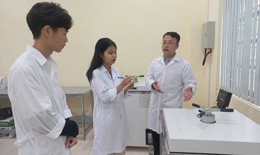 Tiến sĩ Lục Quang Tấn hướng dẫn sinh viên thực hành kiến thức trong phòng nghiên cứu khoa học. Ảnh: Bảo Nguyên