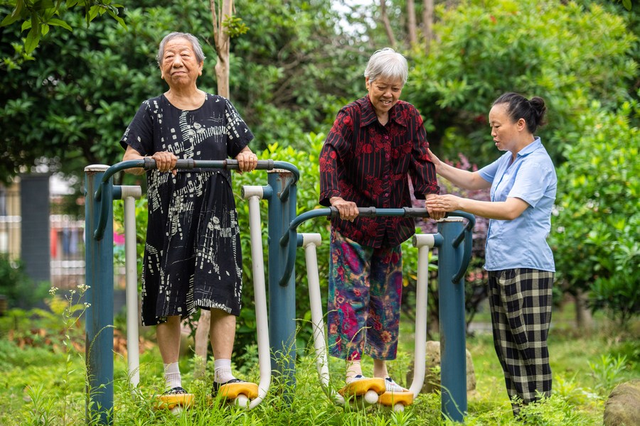 Người lớn tuổi cần hạn chế ra ngoài vào những thời điểm nắng nóng nhất trong ngày. Ảnh: Xinhua