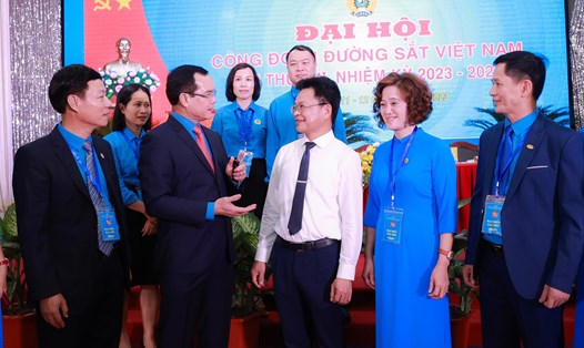 Chủ tịch Tổng LĐLĐ Việt Nam Nguyễn Đình Khang (thứ hai từ trái sang) đề nghị Công đoàn Đường sắt Việt Nam thực hiện các nhiệm vụ, yêu cầu cụ thể. Ảnh: Hải Nguyễn. 