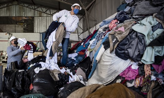 Thời trang là một trong những ngành công nghiệp tạo ra nhiều rác thải nhất. Ảnh: AFP