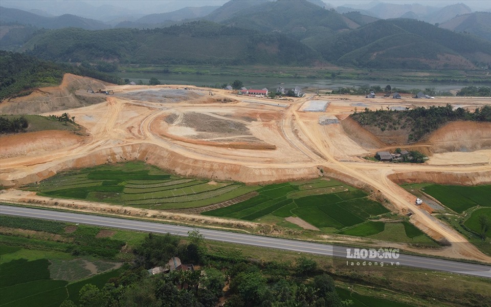 Dự án xây dựng cảng hàng không Sa Pa có tổng mức đầu tư hơn 6.948 tỉ đồng. Diện tích sử dụng đất là 371 ha (tập trung ở xã Cam Cọn, huyện Bảo Yên).