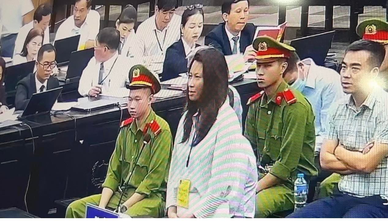 Bị cáo Nguyễn Thị Thanh Hằng khai về việc đưa hối lộ để thực hiện các chuyến bay giải cứu. Ảnh chụp qua màn hình
