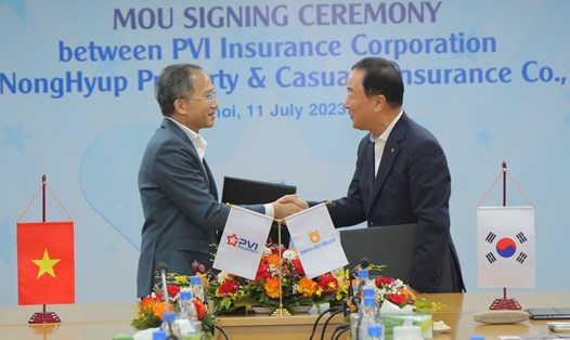 Ông Dương Thanh Francois - Chủ tịch HĐTV Bảo hiểm PVI và Ông Choi Mun Seob - Tổng Giám đốc Bảo hiểm NH P&C ký kết hợp tác. Ảnh: Thu Bình