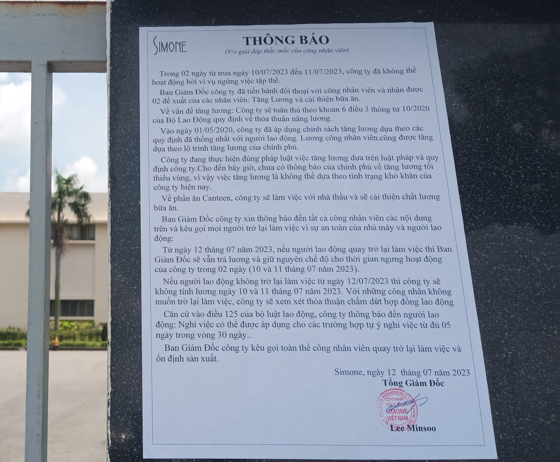 Thông báo của Công ty TNHH Túi xách Simone Việt Nam giải đáp thắc mắc cho công nhânvề việc ngừng việc tập thể .Ảnh: Thành Nhân