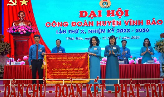 Bà Nguyễn Thị Hương tái đắc cử chức Chủ tịch Liên đoàn Lao động huyện Vĩnh Bảo. Ảnh: Mai Dung