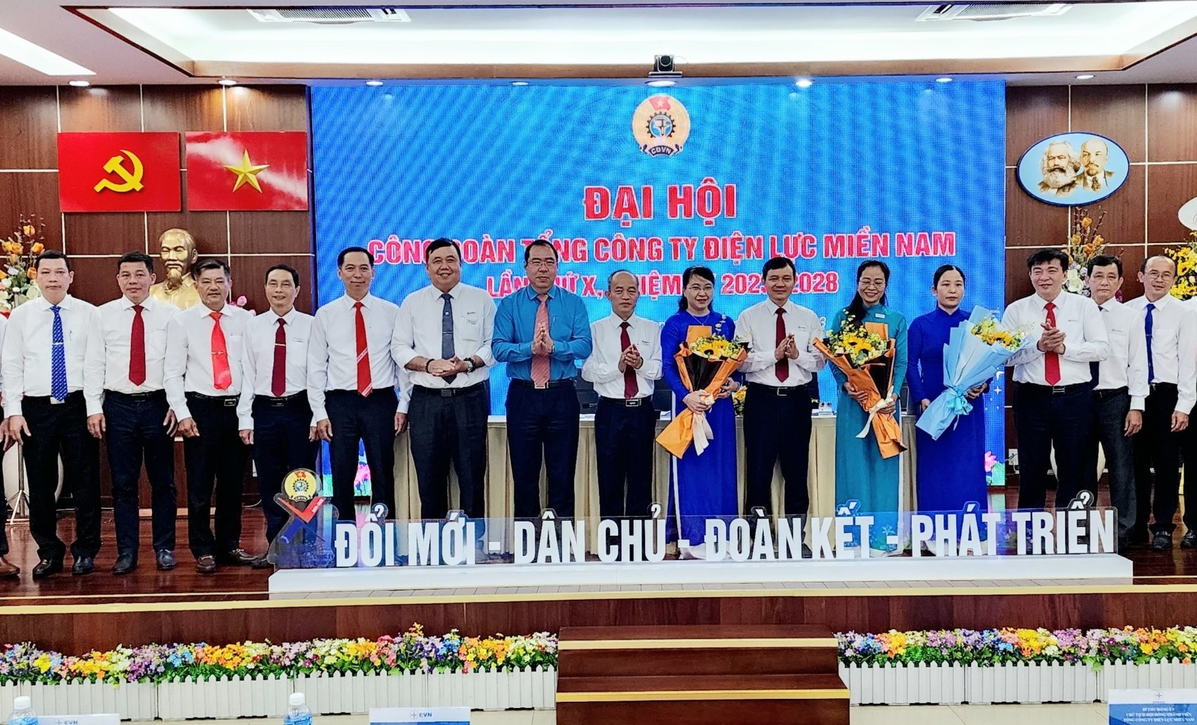 Ban chấp hành Công đoàn EVNSPC nhiệm kỳ 2023 -2028 ra mắt. Ảnh: Đức Long