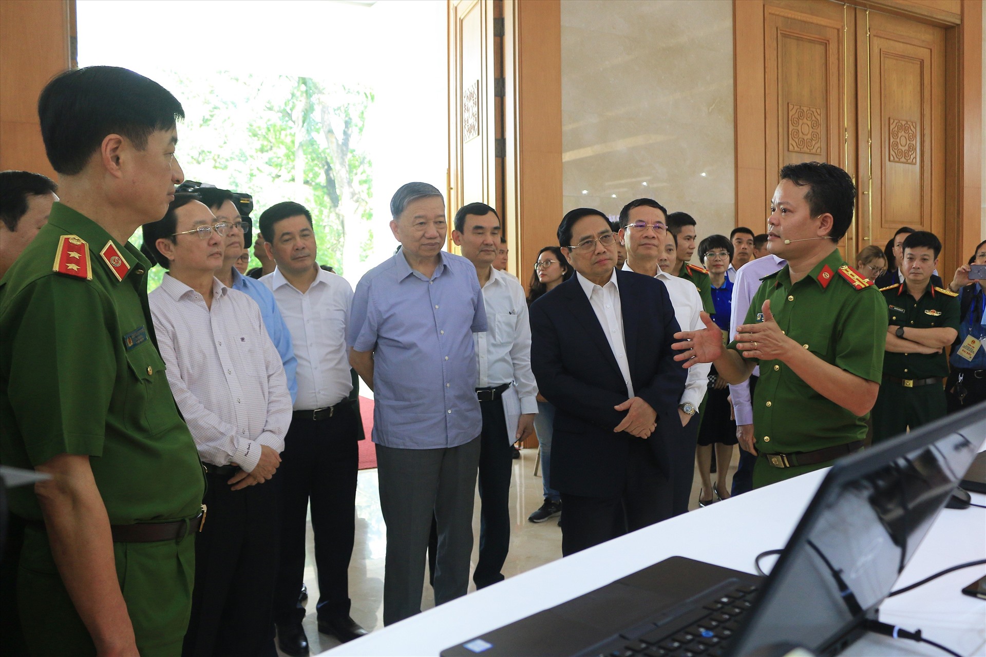 Thủ tướng Phạm Minh Chính và các đại biểu tham quan triển lãm các mô hình chuyển đổi số. Ảnh: Hoài Anh