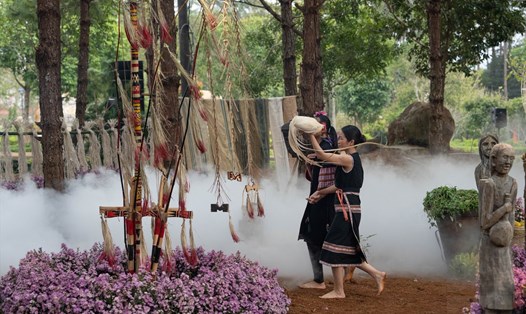 Chương trình biểu diễn trang phục Thổ cẩm Tây Nguyên dưới chân thác nước Pa Sỹ, Măng Đen, Kon Tum năm 2022. Ảnh: Hà Nguyễn.