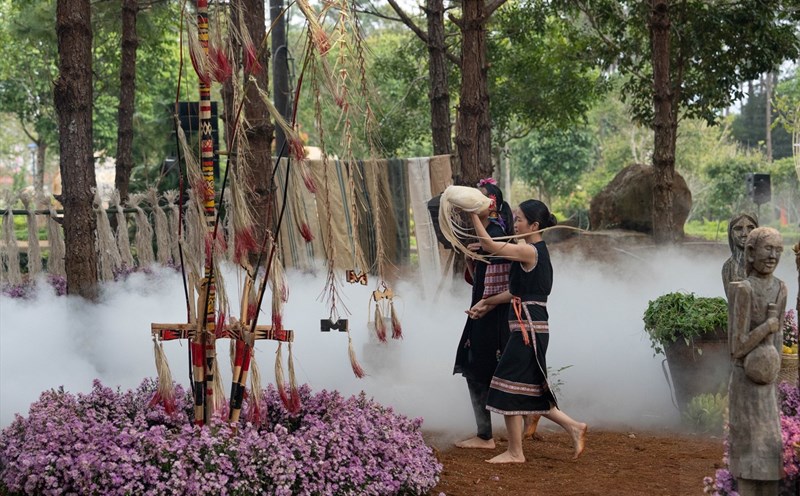 Chương trình biểu diễn trang phục Thổ cẩm Tây Nguyên dưới chân thác nước Pa Sỹ, Măng Đen, Kon Tum năm 2022. Ảnh: Hà Nguyễn.