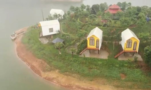 Những căn nhà xây dựng trái phép tại hồ Núi Cốc. Ảnh: Minh Hạnh 