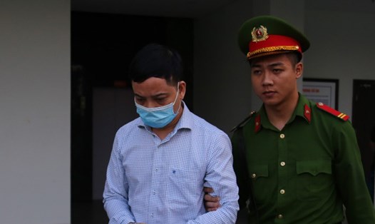 Cựu thư ký Thứ trưởng Bộ Y tế - Phạm Trung Kiên (bên trái) bị dẫn giải tới toà. Ảnh: Quang Việt