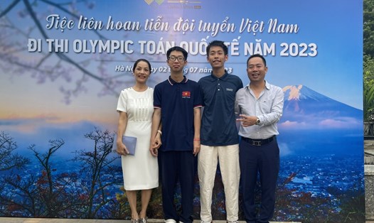 An Thịnh (đứng thứ hai bên trái) cùng bố mẹ và anh trai tại buổi liên hoan tiễn đội tuyển Việt Nam đi thi Olympic Toán quốc tế. Ảnh: Nhân vật cung cấp
