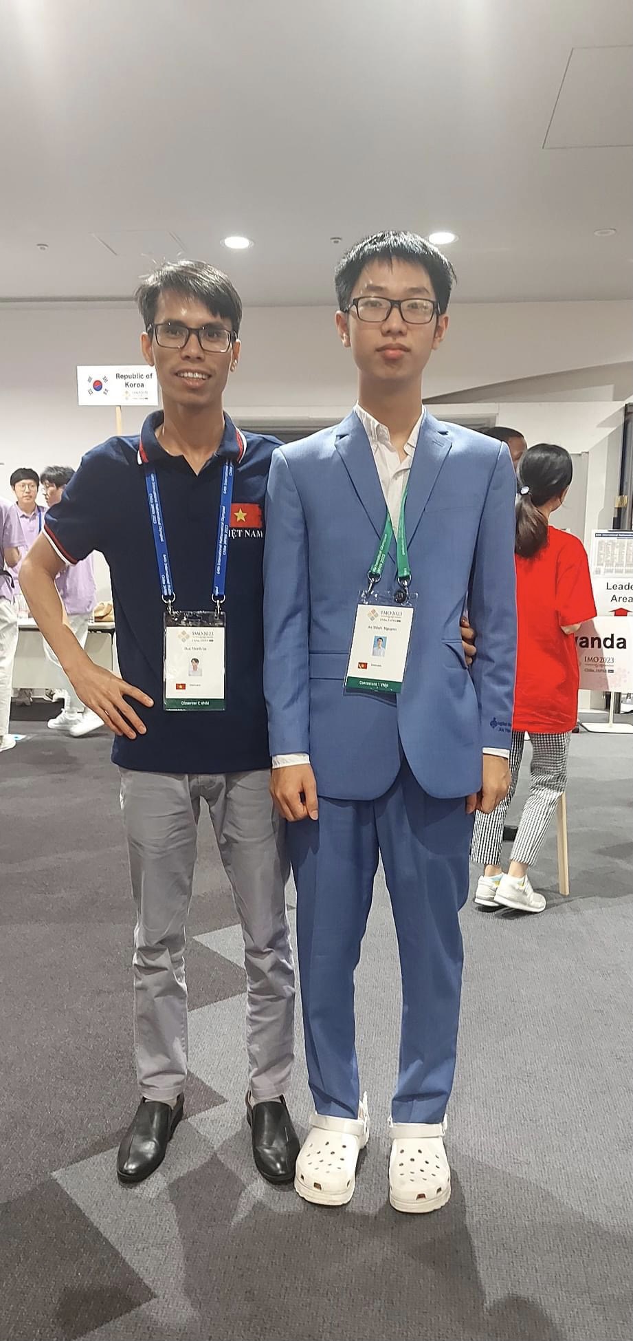 Thầy Lê Đức Thịnh và học trò An Thịnh có mặt tại kì thi Olympic Toán quốc tế năm 2023. Ảnh: Nhân vật cung cấp